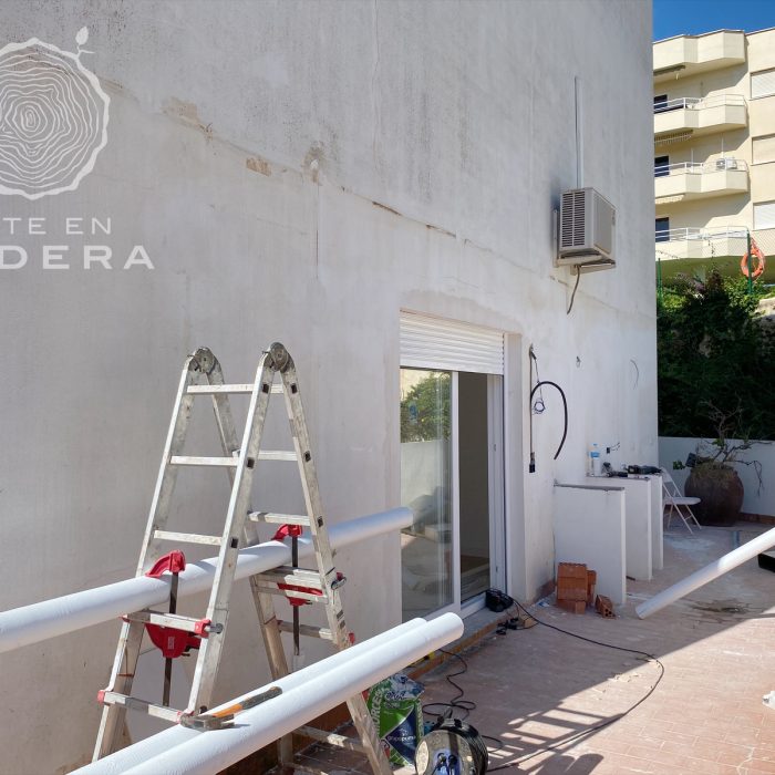 Porche de madera con espacio amplio para comedor al aire libre